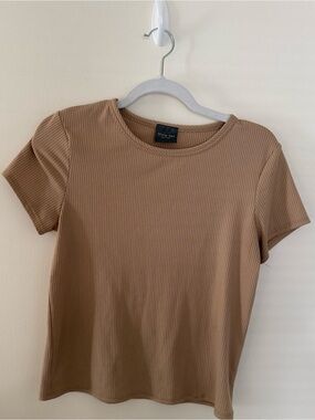 Olivia Rae Ribbed Short Sleeve Tee in Camel Brown